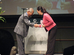 須田日本協会会長から中国協会へ四川地震への見舞金の贈呈